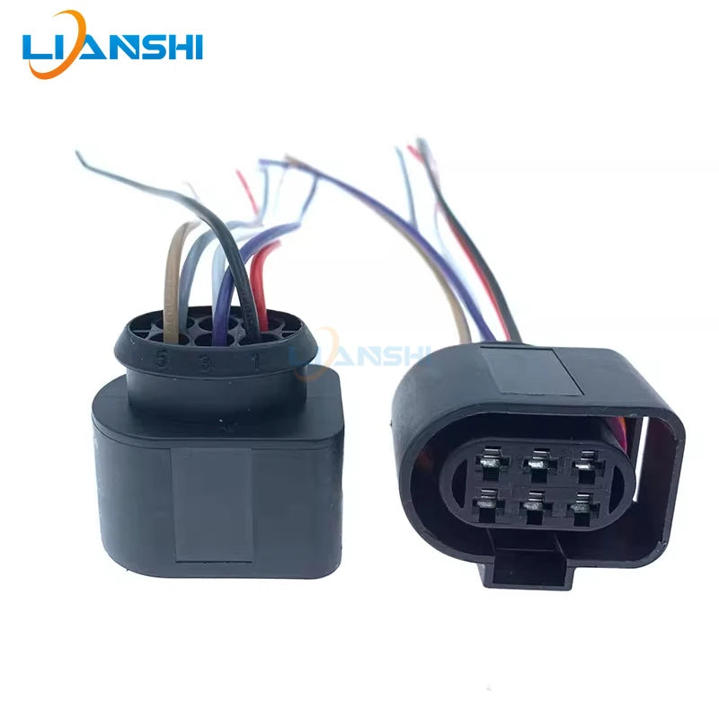 The rear taillight circuit board plug, wiring harness socket, taillight base of the Audi TT TTS is burned out and the power is c