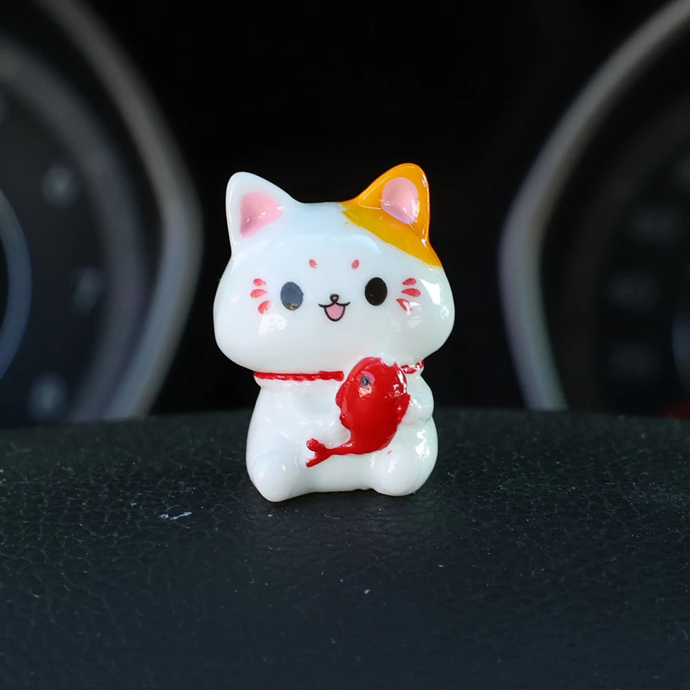 Car Japanese Lucky Cat Ornaments Car Dashboard Center Console Cute Resin Maneki-Neko Auto Interior DIY Decoration Accessories