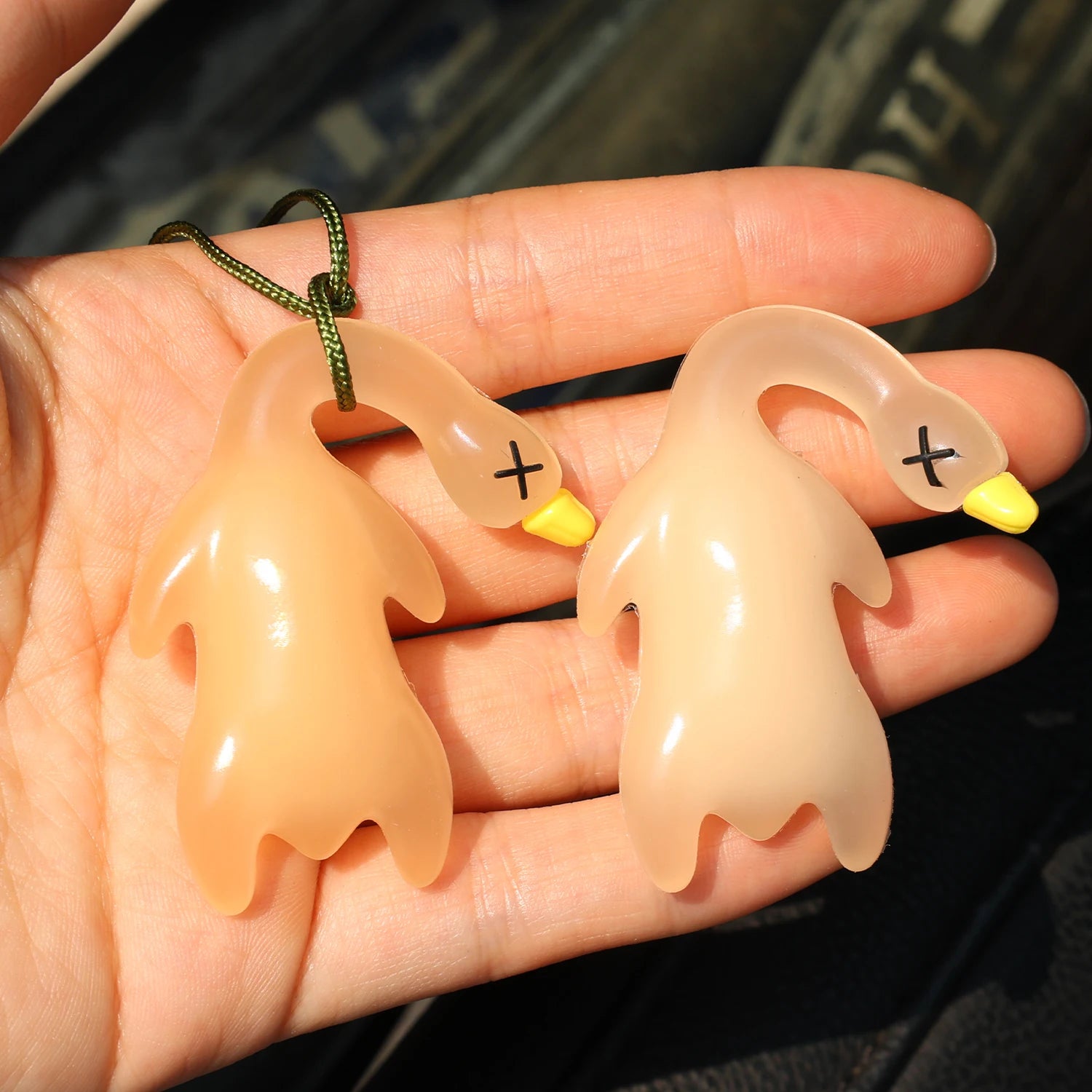 10/1PCS Cartoon Cute Anime Color-Changing Roast Duck Pendant Diy Kawaii Car Accessories Keychain Back Packaging Accessories Gift