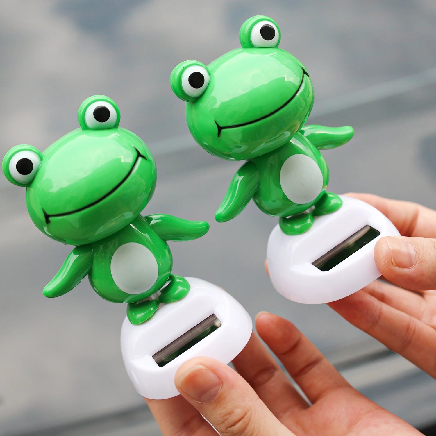 Cute Frog Car Interior Solar Decoration Bobble Head Frog Solar Powered Shaking Head Ornament Animated Car Dashboard Decoration