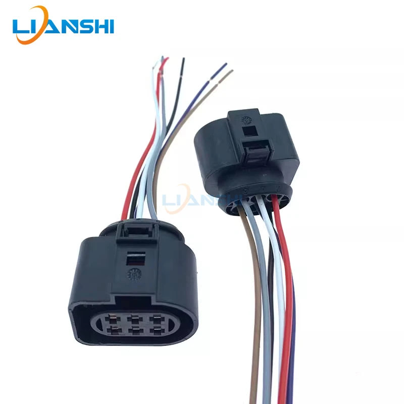 The rear taillight circuit board plug, wiring harness socket, taillight base of the Audi TT TTS is burned out and the power is c