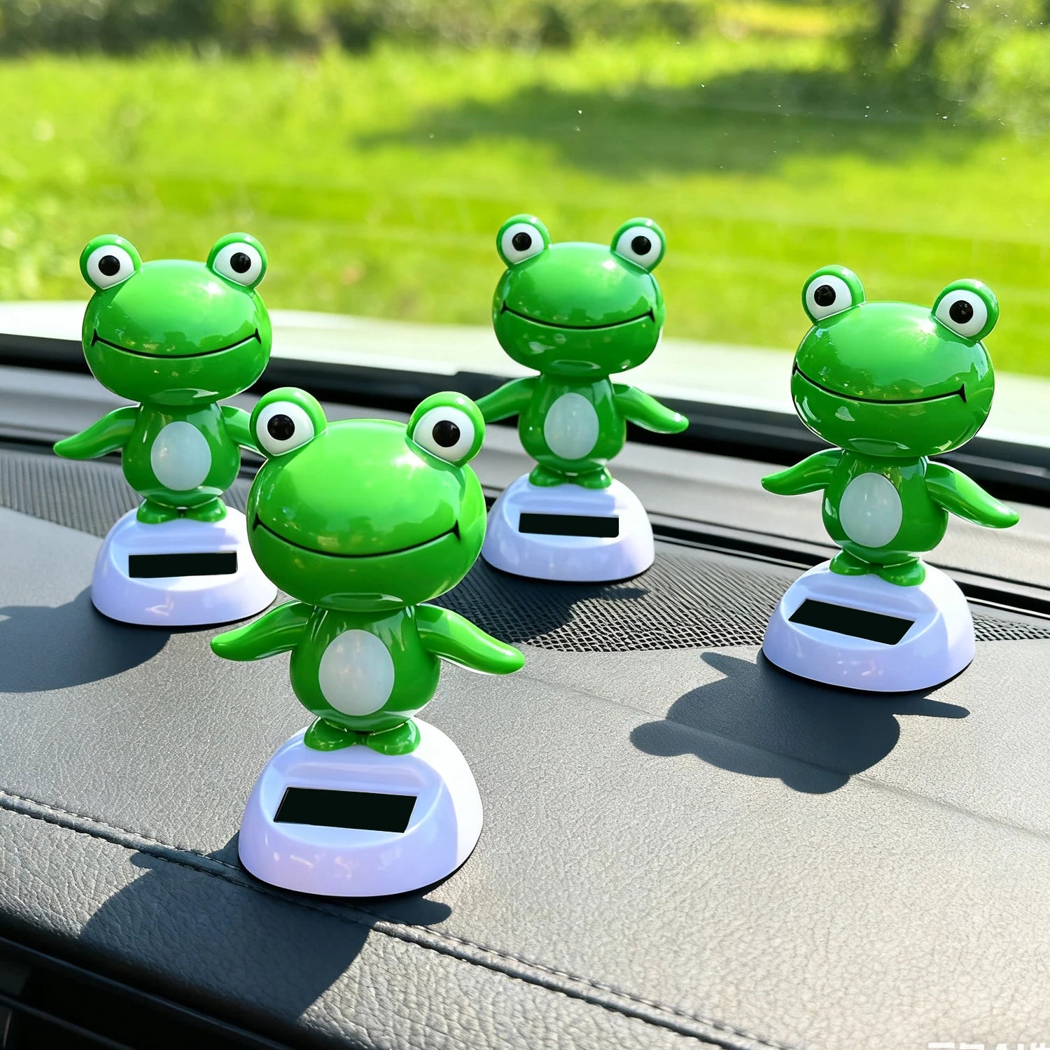 Cute Frog Car Interior Solar Decoration Bobble Head Frog Solar Powered Shaking Head Ornament Animated Car Dashboard Decoration