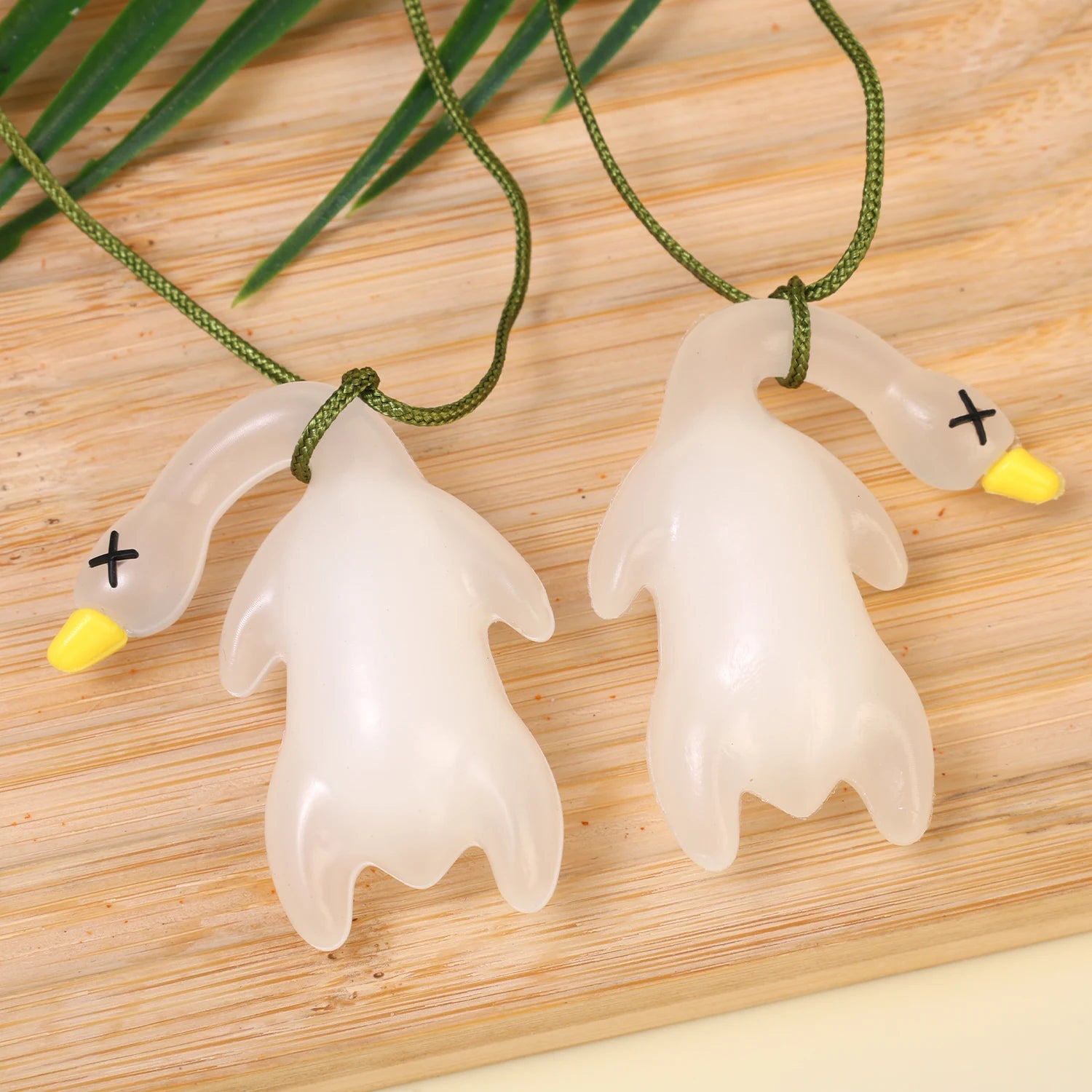 10/1PCS Cartoon Cute Anime Color-Changing Roast Duck Pendant Diy Kawaii Car Accessories Keychain Back Packaging Accessories Gift