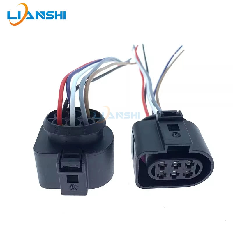 The rear taillight circuit board plug, wiring harness socket, taillight base of the Audi TT TTS is burned out and the power is c