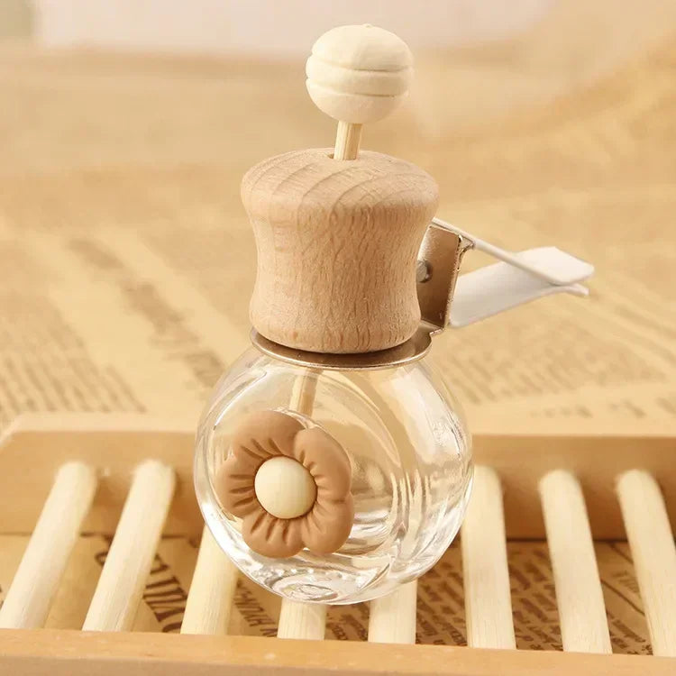 Cute Car Aromatherapy Pendant Air Conditioning Outlet Fashionable Aromatherapy Clip Essential Oil Empty Bottle Decoration Amagi